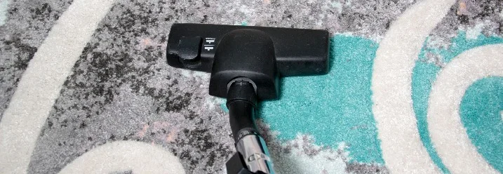 Staubsauger reinigt Teppich